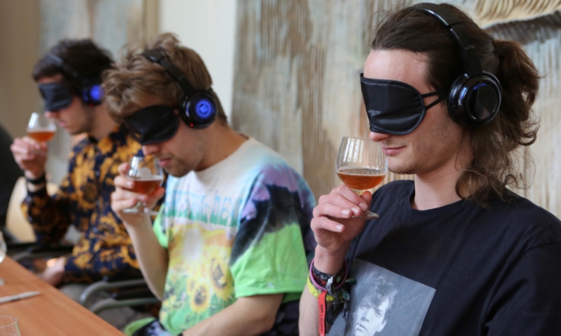 Gezellig bier drinken tijdens het Nederlands Bierproeffestival
